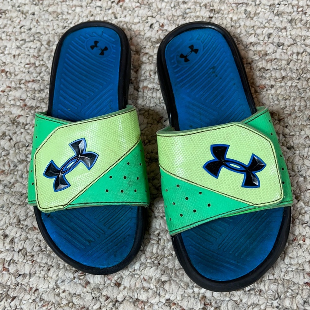 Under armor youth boys size 4 slides
